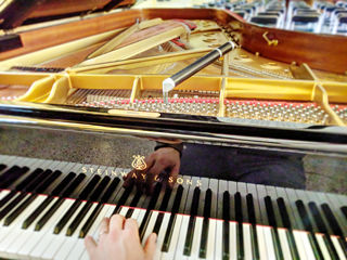 Photo d’un piano à queue Steinway & Sons en train d’être accordé pour un concert