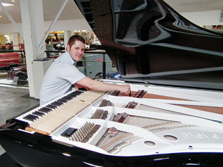 Photo de la préparation du piano à queue Pleyel dessiné par Peugeot pour un concert